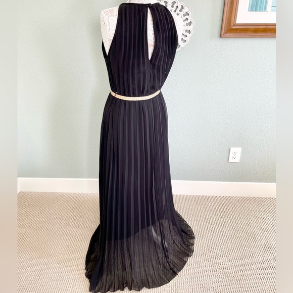 BISOU BISOU Black Maxi Pleated Dress - Picture 2 of 3